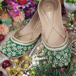 Fulkari Women Embellished Ethnic Mojaris Flats-picture-35
