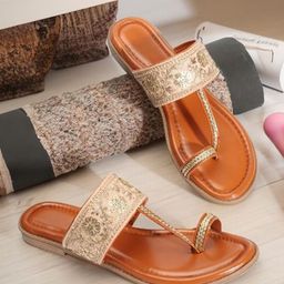 TWIN TOES Women Embellished Ethnic One Toe Flats-image-42