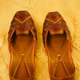 LORYPHILORY Women Embellished Mojaris Flats-image-61