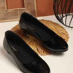 DressBerry Wedge Pumps-32