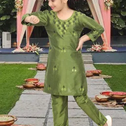 Pehanaava Girls Ethnic Motifs Embroidered Kurta with Trousers-image-21