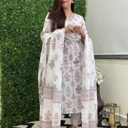 7Threads Ethnic Motifs Printed Straight Kurta with Trousers & Dupatta image 5