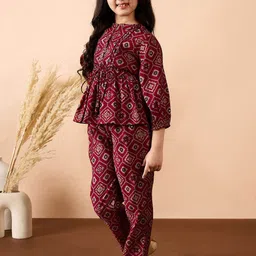 Stylo Bug Girls Bandhani Printed Regular Kurti with Trousers image 5