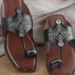 Mochi Women's Black Toe Ring Sandals-picture-0