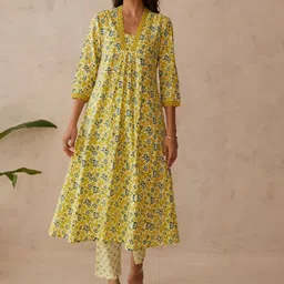 MAAND Women Floral Printed Cotton Kurta with Trousers-16