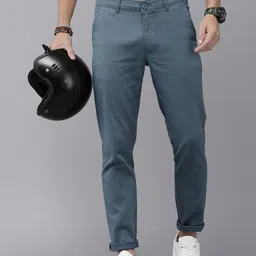 Roadster Men Solid Regular Fit Mid-Rise Plain Woven Flat-Front Chinos-image-14