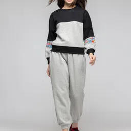 SHAYE Colourblocked Round Long Sleeves Sweatshirt With Jogger-picture-14