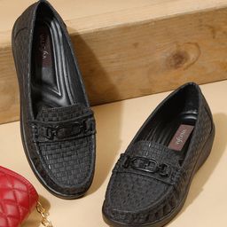 VALIOSAA Women Textured Loafers-28