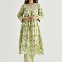DIVASTRI Floral Printed V-Neck Kurta With Trousers-image-64