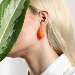 SOHI The Medium Teardrop Shaped Studs Earrings image 5