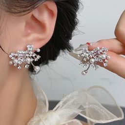 SZN Leaf Shaped Studs Earrings-8