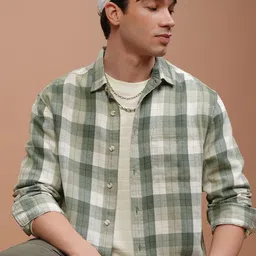HIGHLANDER Men Boxy Fit Cutaway Collar Gingham Checked Cotton Casual Shirt-image-50
