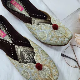 Fulkari Women Embellished Ethnic Mojaris Flats-picture-17