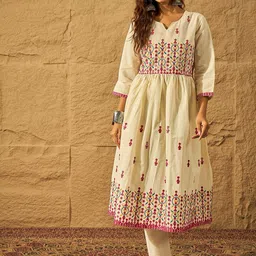 House of Pataudi Women Floral Embroidered Cotton Kurta with Trousers-39