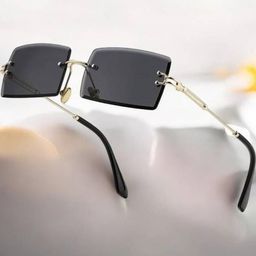 Arzonai Unisex Black Lens & Gold-Toned Rectangle Sunglasses With UV Protected Lens-picture-39