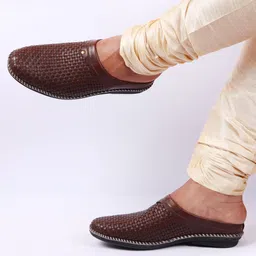 FAUSTO Men Textured Lightweight Mules-image-34