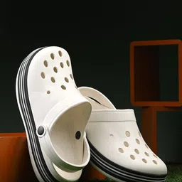 The Roadster Lifestyle Co Men Patterned Clogs-23