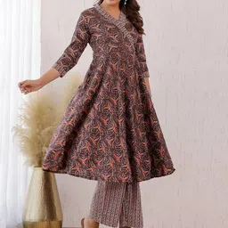 Vivika Floral Printed Angrakha V-Neck A-Line Kurta With Trousers-picture-3