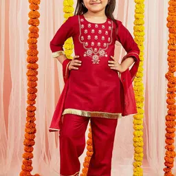 VASTRAMAY Girls Floral Embroidered Thread Work Kurta With Trousers & Dupatta-image-42