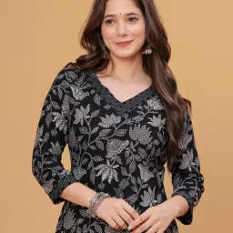Women Colorblock Viscose Rayon Straight Kurta-image-12