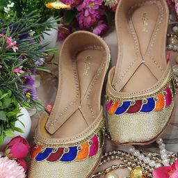 Fulkari Women Embellished Ethnic Mojaris Flats-picture-16