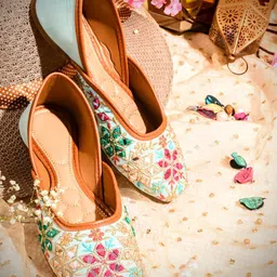 Froh Feet Women Embellished Ethnic Mojaris Flats-46