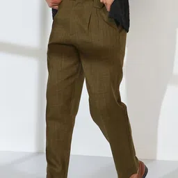 Campus Sutra Men Checked Comfort Easy Wash Pleated Trousers-picture-21
