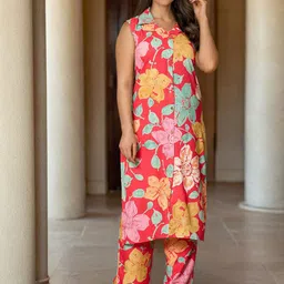 Skylee Pop Floral Printed Lapel Collar Straight Kurta With Trousers-picture-15