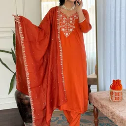 Gilori Women Floral Embroidered Regular Thread Work Kurta with Trousers & With Dupatta-16