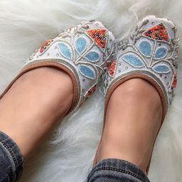 DESI COLOUR Women White Ethnic Mojaris Flats-image-127