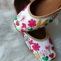 DESI COLOUR Women Embroidered Ethnic Mojaris-image-11