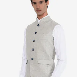 JB STUDIO Men Beige Solid  Regular Fit Bandhgala Jacket image 2