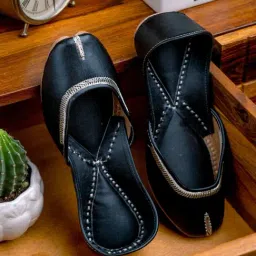 NR by Nidhi Rathi Women's Black Ethnic Juttis-image-80