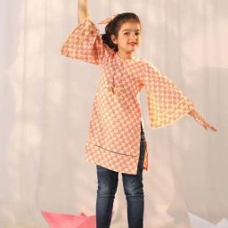 VASTRAMAY Girls Peach Cotton Floral Kurta-image-8