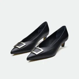 Oroh Slough Textured Leather Buckles Detailed Kitten Heel Pumps-43