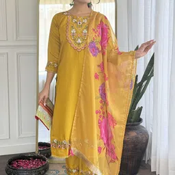 CANIZZARO Women Ethnic Motifs Embroidered Regular Thread Work Chanderi Silk Kurta with Trousers & With-picture-0