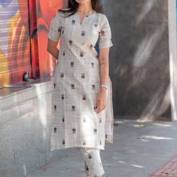 DIVASTRI Women Floral Printed Regular Kurta with Trousers-45