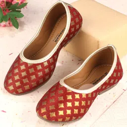 Cute Walk by Babyhug Foil Print Mojaris - Maroon-picture-14