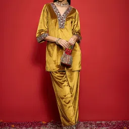 Shae by SASSAFRAS Women Embroidered Regular Velvet Kurta with Palazzos-picture-50