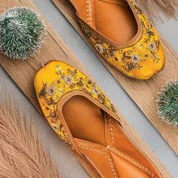 NR By Nidhi Rathi Women Embellished Ethnic Mojaris with Embroidered Flats-image-88