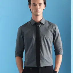 Arrow Men Classic Fit Solid Spread Collar Cotton Formal Shirt-picture-0