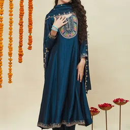 CurlyTales Girls Floral Embroidered Regular Sequinned Kurta with Trousers & With Dupatta-picture-35