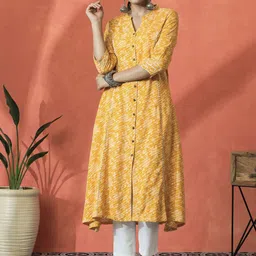 Sangria Floral Printed Mandarin Collar Panelled Gotta Patti A-Line Kurta-50