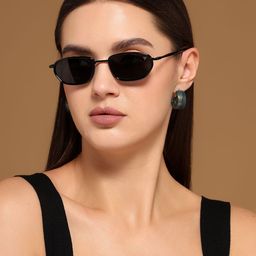 Voyage Unisex Rectangle Sunglasses with Polarised and UV Protected Lens image 5