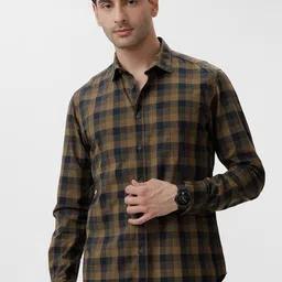 Basics Men Slim Fit Cutaway Collar Gingham Checked Cotton Casual Shirt-image-31