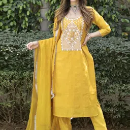 Siya Fashion Floral Embroidered Round Neck Thread Work Kurta With Trousers & Dupatta-image-2
