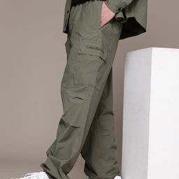 Calvin Klein Jeans Men Solid Pure Cotton Mid-Rise Cargos-image-76