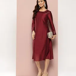 Qurvii Sequinned A-Line Midi Dress image 5