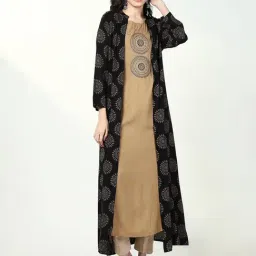 SHOWOFF Beige & Black Embellished Kurta With Overcoat-image-48