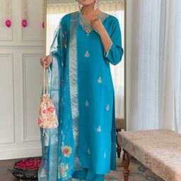 DIVASTRI Women Embroidered V-Neck Beads and Stones Kurta with Trousers & Dupatta-image-46